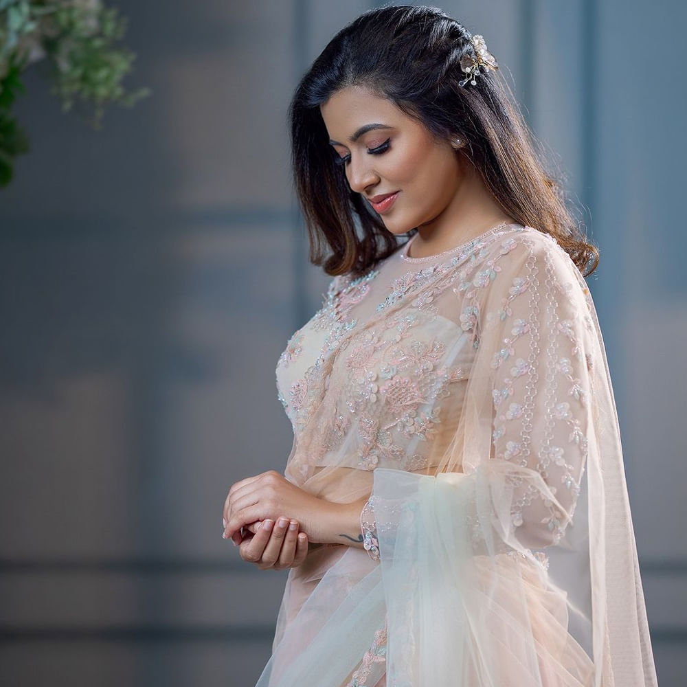 అంజు కురియన్.. అటు ట్రెడిషనల్.. ఇటు మెడ్రన్ లుక్కులో మరింత అందగా కనిపిస్తుంది. చిన్నప్పటి నుంచి ఈ బ్యూటీకి సినిమాలంటే చాలా ఇష్టమున్న ఈ వయ్యారి మోడలింగ్ రంగంలోకి అడుగుపెట్టింది. 