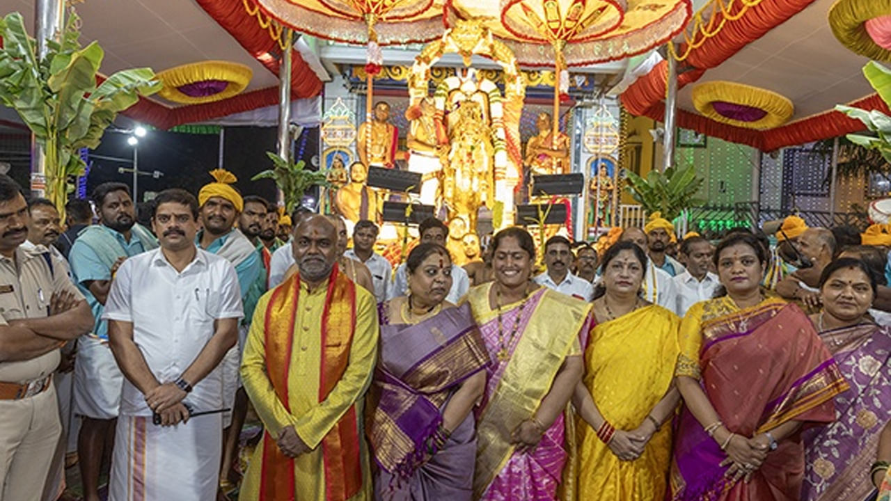 సాలకట్ల బ్రహ్మోత్సవాలలో భాగంగా శుక్రవారం అశ్వ వాహన సేవలో టీటీడీ హిందూ ధార్మిక ప్రాజెక్టు ఆధ్వర్యంలో వివిధ రాష్ట్రాల నుండి 20 కళా బృందాలు, 528 మంది కళాకారులు పాల్గొన్నారు.