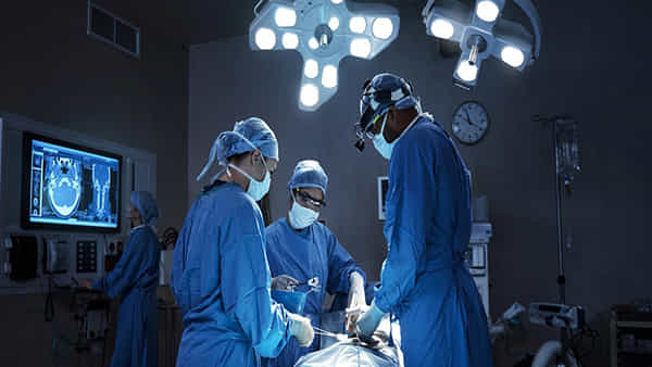 Brain Surgery: జీఎంఆర్ కేర్ ఆసుపత్రి వైద్యుల అరుదైన ఘనత.. బాలు పాటలు వినిపిస్తూ వృద్ధురాలికి బ్రెయిన్ సర్జరీ!