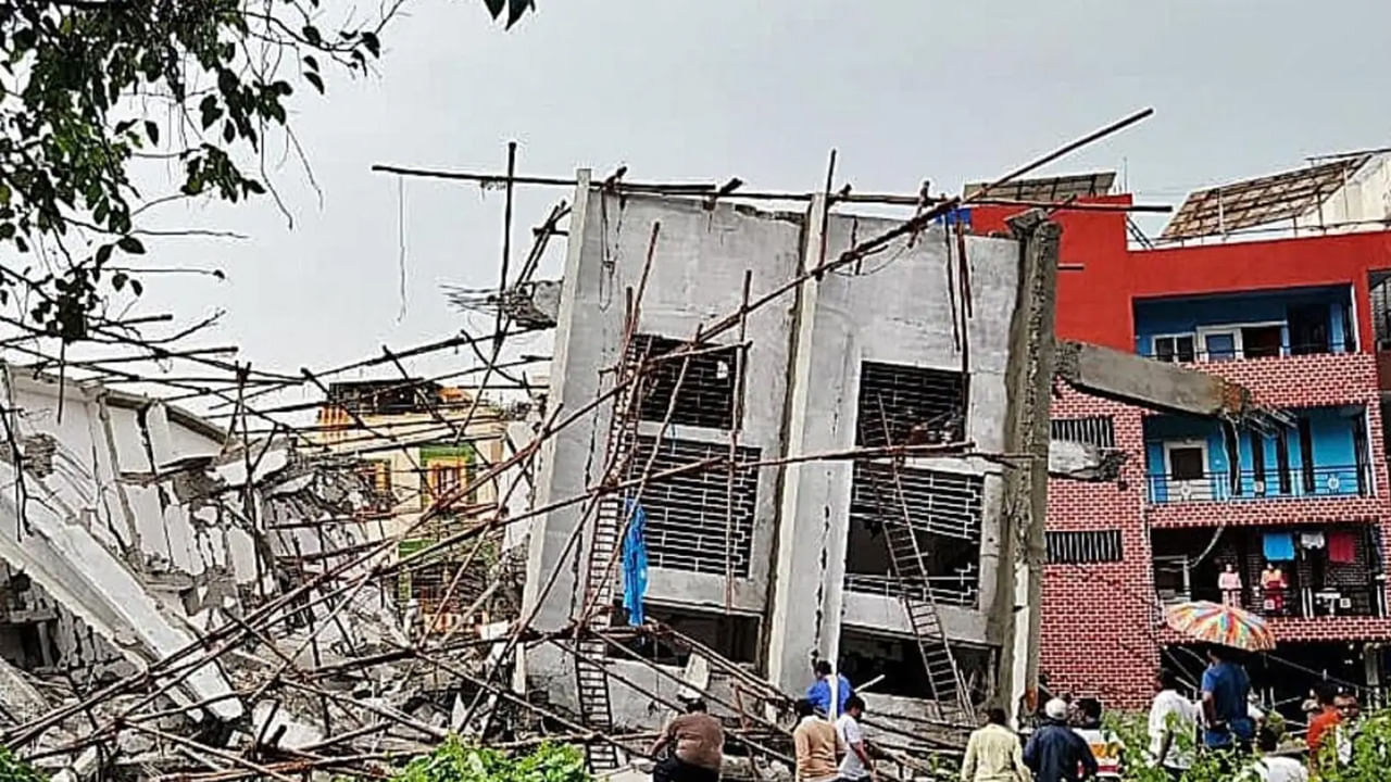 Building Collapsed Video: నిర్మాణంలో ఉన్న 4 అంతస్తుల భవనం ఎలా కూలిందో చూడండి.. నెట్టింట వైరల్ అవుతున్న వీడియో