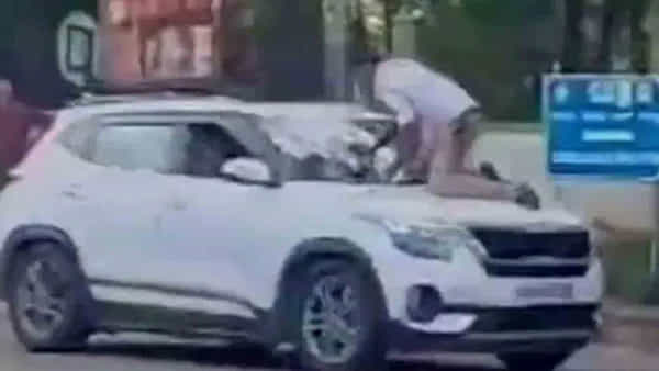 Viral Video: ట్రాఫిక్ పోలీస్ను కారు బానెట్పై ఈడ్చుకెళ్లిన డ్రైవర్.. షాకింగ్ వీడియో వైరల్