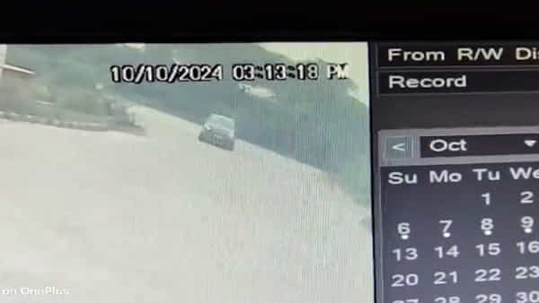 CCTV: మలుపు తిరుగుతున్న కారును ఢీకొట్టిన మరో కారు.. వ్యక్తి స్పాట్డెడ్