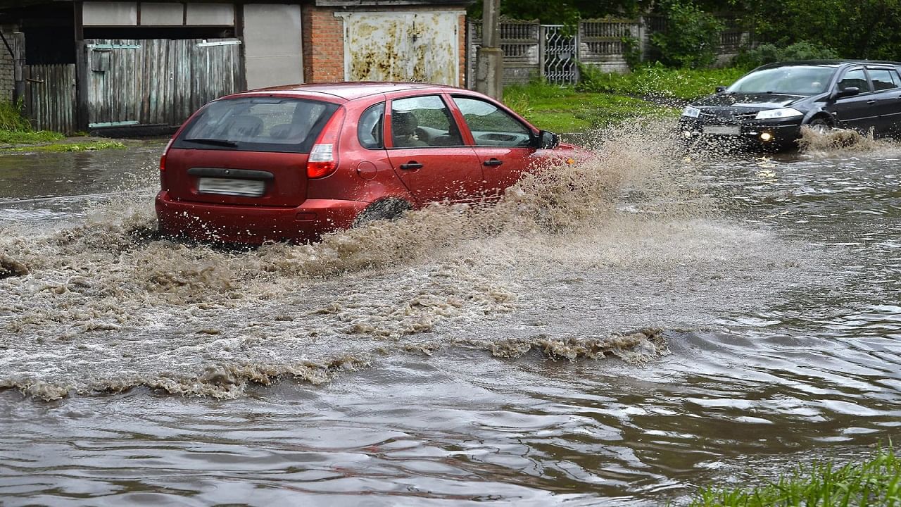 Car Safety Tips: ఇలా చేయండి.. వరదలొచ్చినా మీ కారు సేఫ్‌గా ఉంటుంది.. బెస్ట్ టిప్స్..