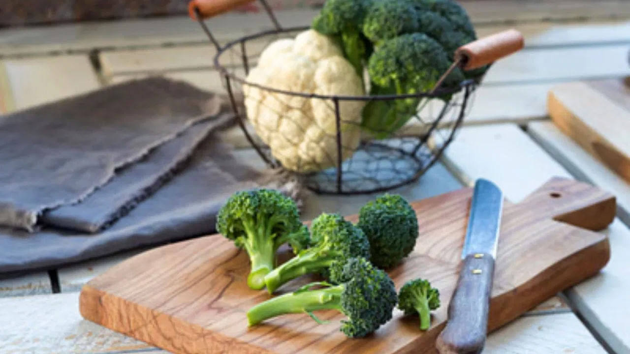 అయితే కాలీఫ్లవర్ లేదా బ్రోకలీ? ఏది తింటే మంచిది అనేది ప్రశ్న తలెత్తితే.. నిపుణుల అభిప్రాయం ప్రకారం బ్రోకలీ, కాలీఫ్లవర్ రెండింటినీ తినడం శరీరానికి చాలా ఉపయోగకరంగా ఉంటుంది. శరీరంలో ఏ రకమైన పోషకాహారం ఎక్కువగా అవసరమో దాని ప్రకారం కూరగాయలను ఎంచుకోవాలి. శరీరంలో విటమిన్లు లేదా ఫైబర్ లోపం ఉన్న వ్యక్తికి బ్రోకలీ మంచిది. బరువు తగ్గడానికి తక్కువ కేలరీల ఆహారం కావాలంటే కాలీఫ్లవర్ తీసుకోవడం మంచిది.