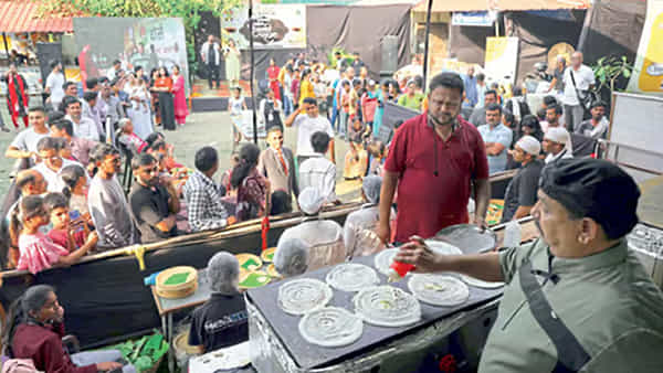 Chef Vishnu Manohar: 10,000 దోసెలు తయారు చేసిన చెఫ్ విష్ణుమనోహర్.. ఒకేసారి రెండు రికార్డ్లు..!