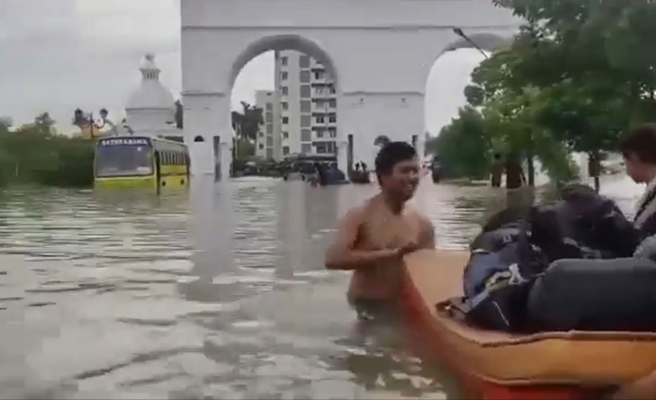 Chennai Rains Viral Video: చెన్నైలో కుండపోత వర్షాలు.. వరదనీటిలో ఇంజనీరింగ్ కాలేజీ