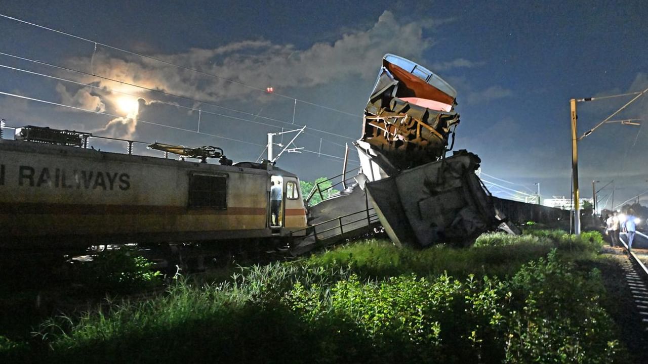 Train Accident: మళ్లీ అదే తప్పు.. భాగమతి ఎక్స్‌ప్రెస్‌ ప్రమాదం వెనుక అదే నిర్లక్ష్యం! పట్టాలపై ఎగిరిపడ్డ భోగీలు..