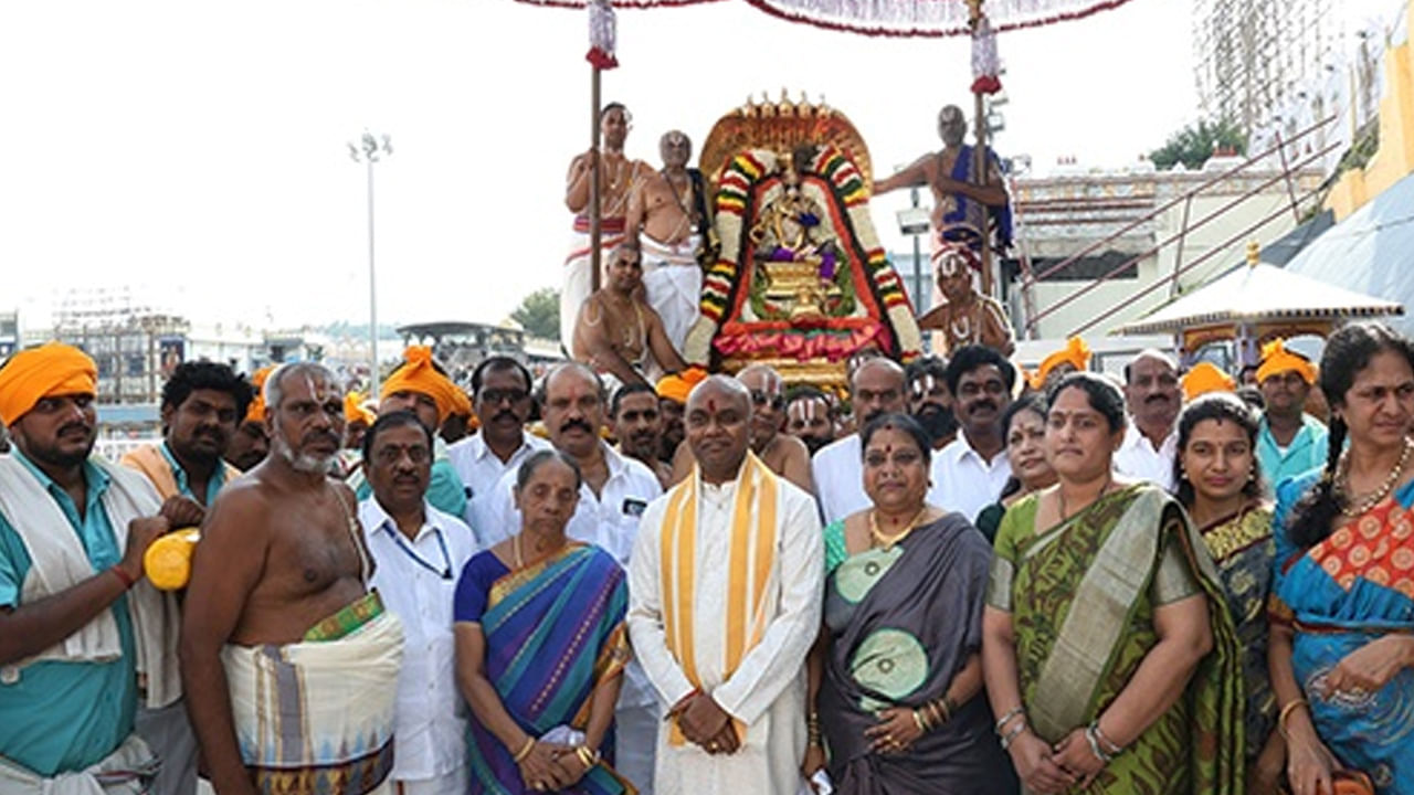 శ్రీవారి సాలకట్ల బ్రహ్మోత్సవాల్లో రెండో రోజైన శ‌నివారం ఉదయం శ్రీ మలయప్పస్వామివారు ఐదు తలల చిన్నశేష వాహనంపై ముర‌ళీ కృష్ణుడి అలంకారంలో ఊరేగుతూ భక్తులకు దర్శనమిచ్చారు. 
