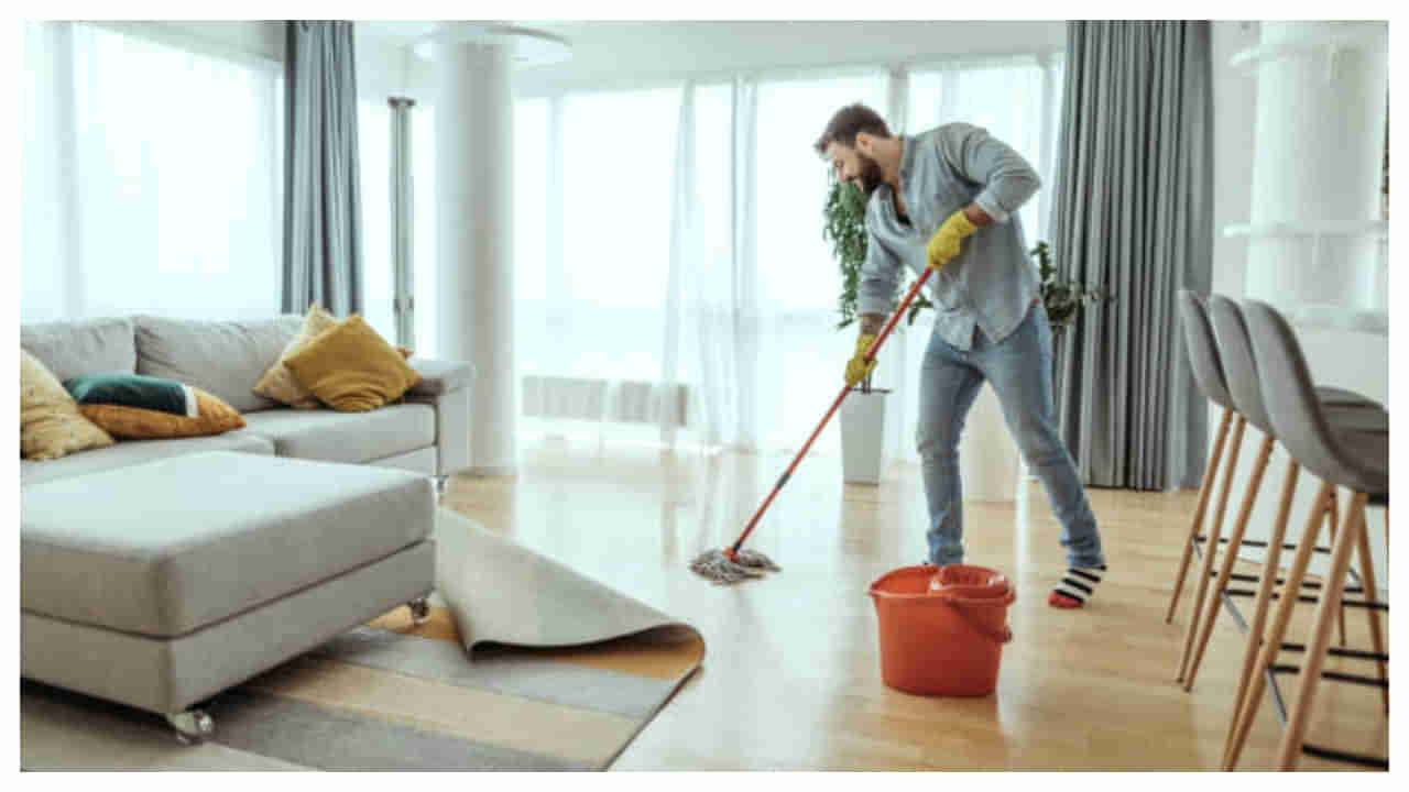 Cleaning Tips: మాప్ పెట్టే నీటిలో వీటిని కలిపితే మురికి పోయి సువాసన వస్తుంది..