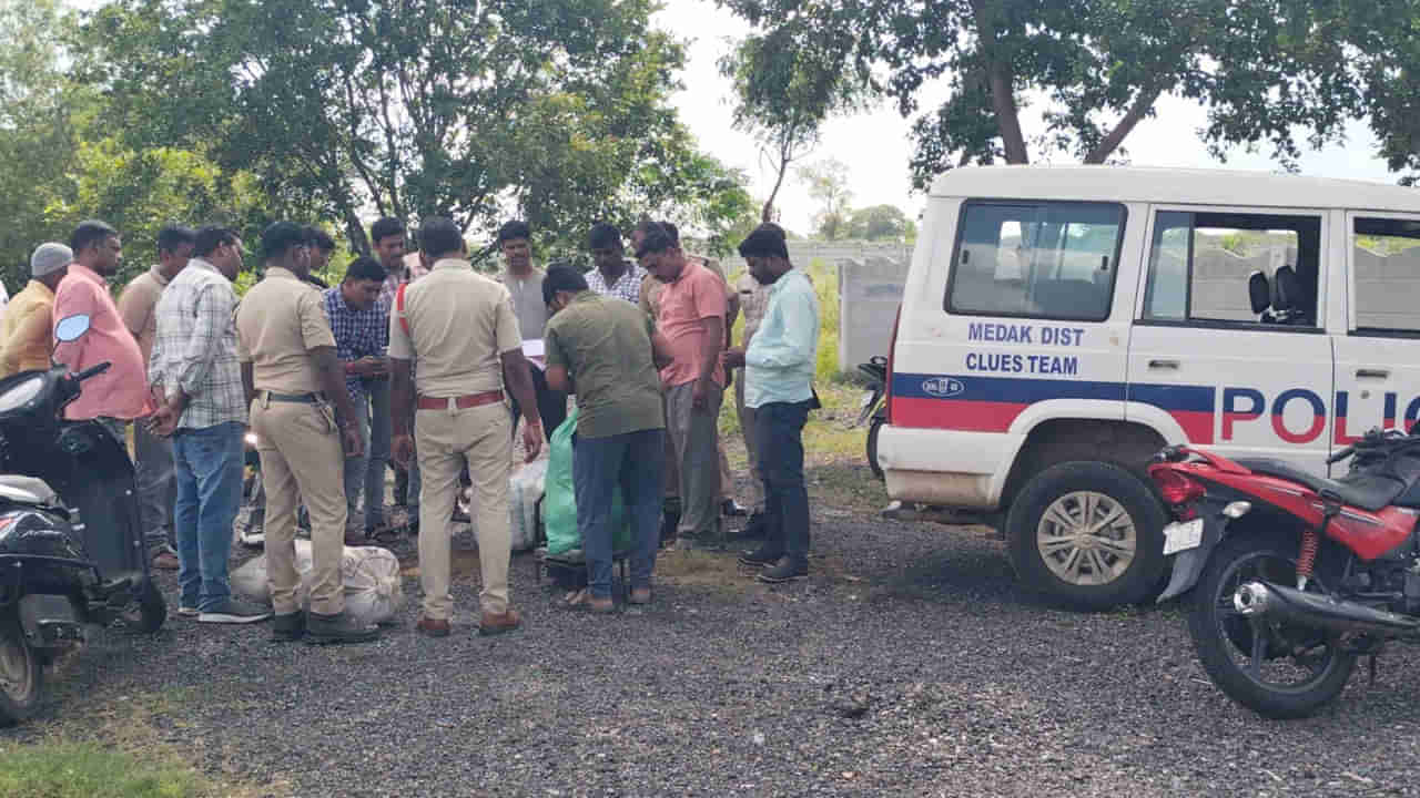 అతివేగంతో బోల్తా పడిన కారు.. కట్ చేస్తే, అందులో ఉన్న వారంతా పరార్.. చివరకు..