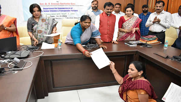 Disabled People Job Portal: దివ్యాంగులకు ప్రత్యేక జాబ్ పోర్టల్.. ఇకపై నేరుగా ఉద్యోగాలు మంత్రి సీతక్క