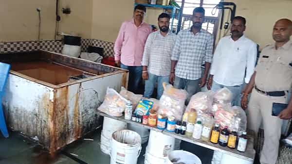 Telangana: ఐస్ క్రీమ్ తయారీ కేంద్రానికి వెళ్లిన అధికారులు.. లోపల చెక్ చేయగా.. వామ్మో..!