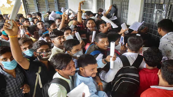 Duplicate Certificates: వరదల్లో సర్టిఫికెట్లు పోగొట్టుకున్న వారికి అలర్ట్.. డూప్లికేట్ పత్రాల కోసం దరఖాస్తులు ఆహ్వానం