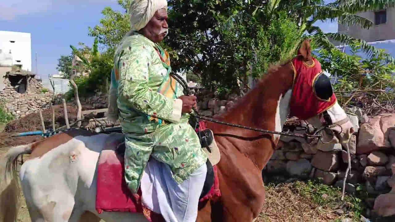 Maddikera: రాజా పోకడలు..! గుర్రపు స్వారీలతో రాజ వంశస్థుల దసరా వేడుకలు..