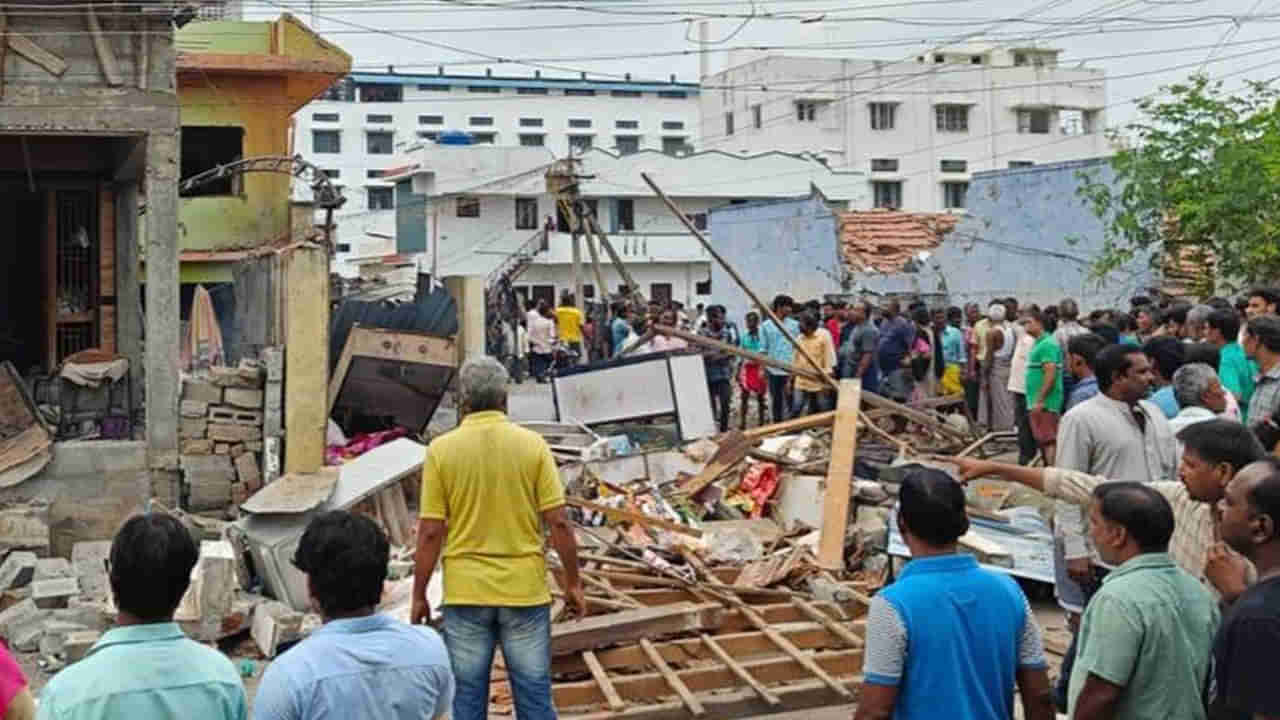 Explosion: అయ్యో భగవంతుడా..! బాణసంచా గోడౌన్‌లో పేలుడు, ముగ్గురు మృతి