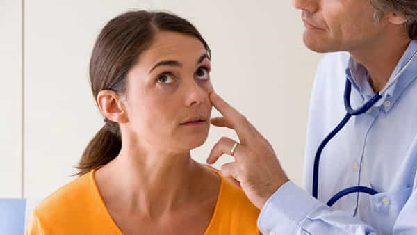 Eyecare Tips: టీవీ, మొబైల్ ను ఎక్కువగా చూస్తున్నారా.. ఈ లక్షణలు కనిపిస్తే నిర్లక్షం వద్దు.. కంటి చూపు జాగ్రత్త సుమా..