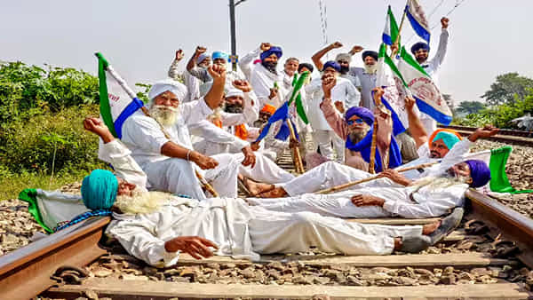 Farmers Protest: మరోమారు భగ్గుమన్న అన్నదాత..! రైల్వే ట్రాక్పై బైఠాయించి రాస్తారోకో..డిమాండ్స్ ఏంటంటే..