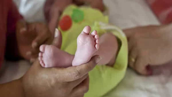 Andhra Pradesh: కాకినాడలో దారుణం.. ఆడపిల్ల పుట్టిందనీ గోడకేసి కొట్టి చంపిన కసాయి తండ్రి