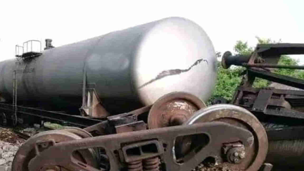 Fuel Train Derails: ఏనుగుల గుంపును ఢీ కొట్టి పట్టాలు తప్పిన రైలు.. లక్షల లీటర్ల పెట్రోల్ నేలపాలు ..