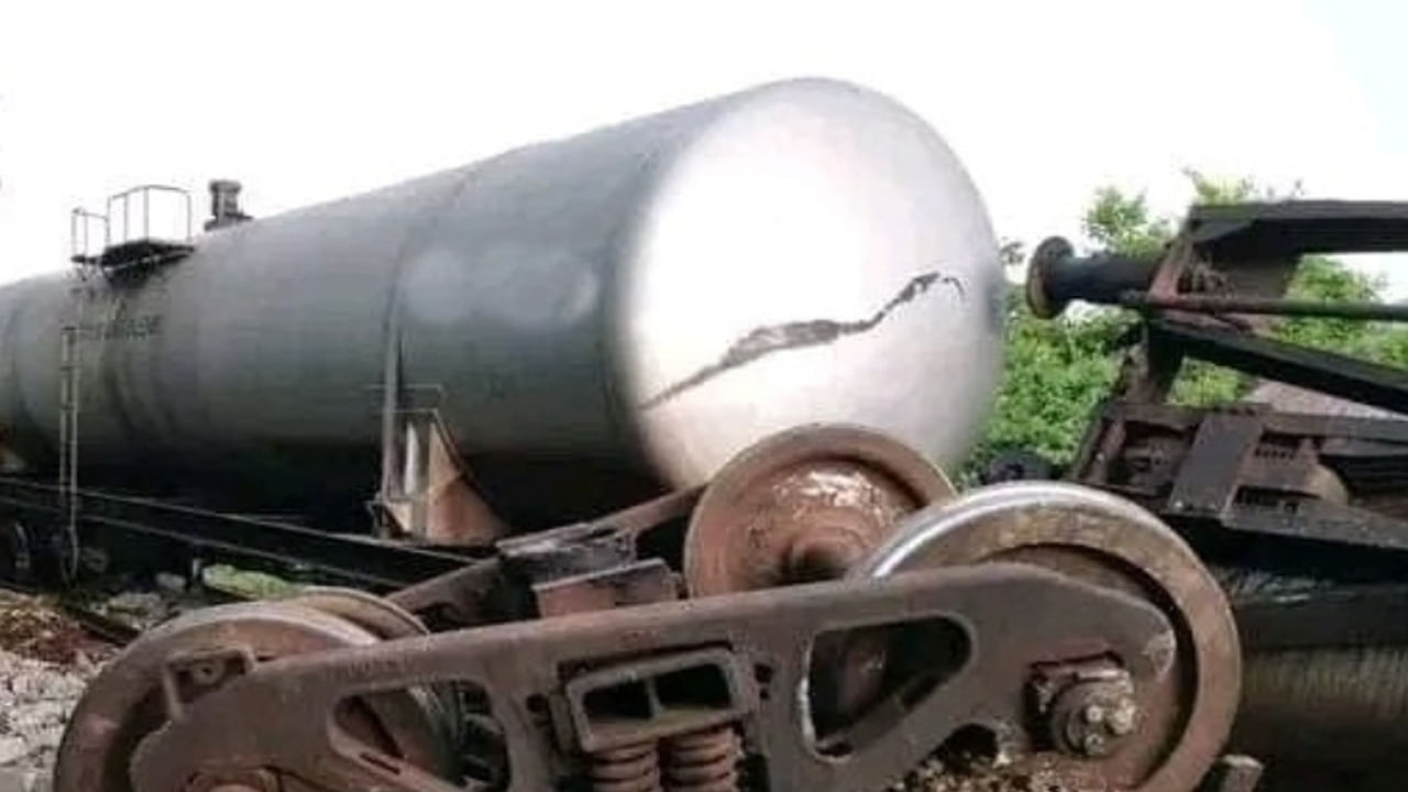 Fuel Train Derails: ఏనుగుల గుంపును ఢీ కొట్టి పట్టాలు తప్పిన రైలు.. లక్షల లీటర్ల పెట్రోల్ నేలపాలు ..