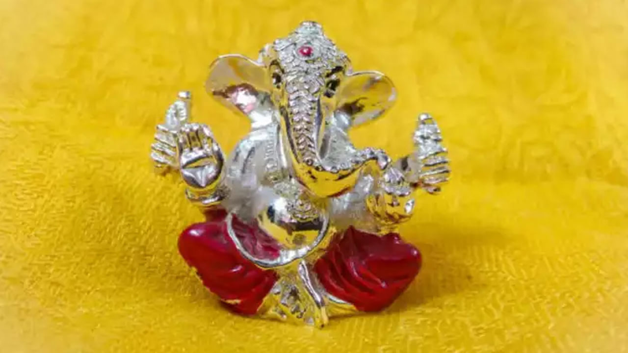 Ganapathi- విఘ్న నాశనకారిణి అయిన వినాయకుని విగ్రహాన్ని ఇంట్లో ఉంచుకోవడం కూడా శుభప్రదంగా భావిస్తారు. ఏ శుభ కార్యమైనా ఇంట్లో గణేశ విగ్రహాన్ని ఉంచడం వల్ల ఎలాంటి దోషాలు ఉండవు. అన్ని పనులు శుభప్రదంగా జరుగుతాయి.