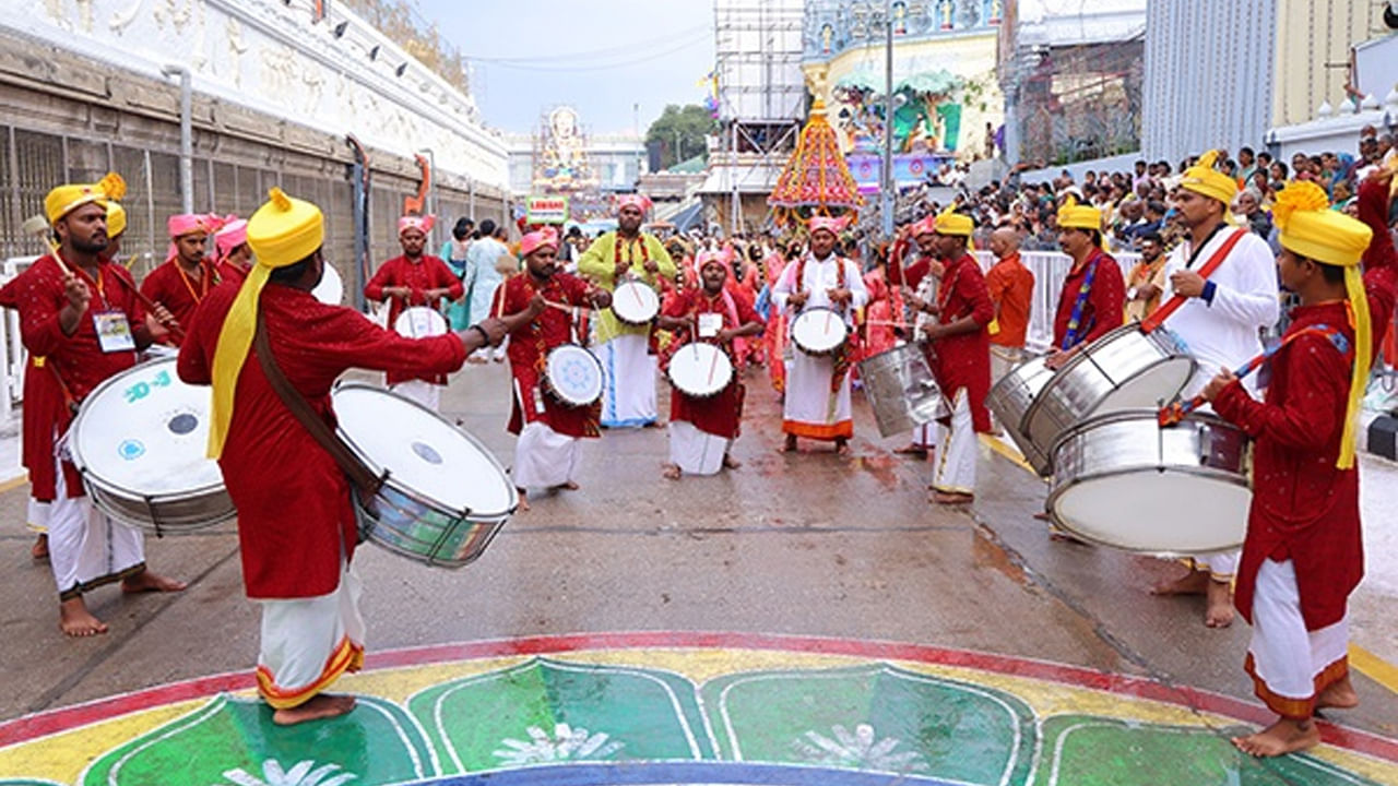 జార్ఖండ్ కు చెందిన  అన్సర్ దివాకర్ ప్రదర్శించిన ముండరి నృత్యం, కేరళకు చెందిన మహదేవన్ ప్రదర్శించిన ఒరియాడి నృత్యం కనుల విందు చేసింది. 
