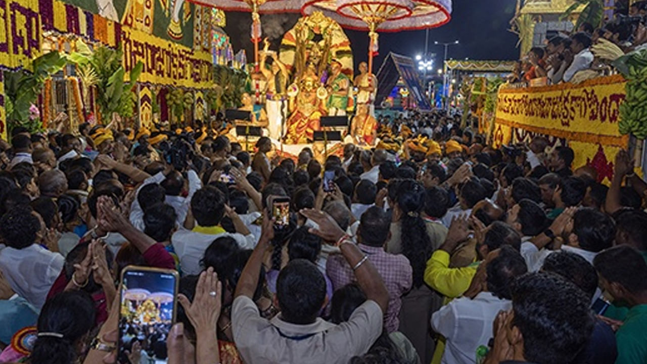 ఆంద్రప్రదేశ్ తో పాటు రాజస్థాన్, తెలంగాణ, పాండిచ్చేరి, గుజరాత్, మధ్యప్రదేశ్, ఒరిస్సా, పంజాబ్, మహారాష్ట్ర, మణిపూర్, కేరళ, త్రిపుర, జార్ఖండ్, ఉత్తర ప్రదేశ్, అస్సాం 15 రాష్ట్రాల నుండి విచ్చేసిన ఆయా రాష్ట్రాల సుప్రసిద్ధ, జానపద కళారూపాల ప్రదర్శనతో భక్తులను భక్తి సాగరంలో ముంచారు. 
