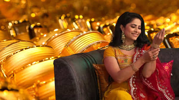Gold Price: స్థిరంగానే బంగారం ధరలు.. తెలుగు రాష్ట్రాల్లో తులం ఎంతంటే..?