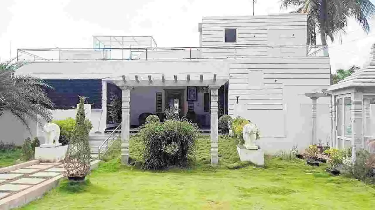 AP News: గెస్ట్హౌస్లో బర్త్ డే పార్టీ.. అనుమానమొచ్చి పోలీసులు వెళ్లి చెక్ చేయగా..