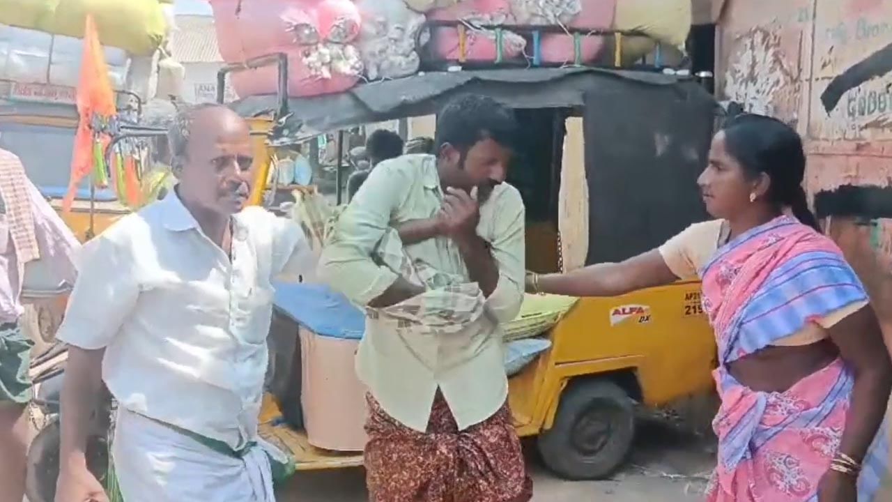 పబ్లిక్గా అందరూ చూస్తుండగానే చెప్పు దెబ్బలు.. ఆరా తీస్తే తెలిసిందీ అసలు నిజం!
