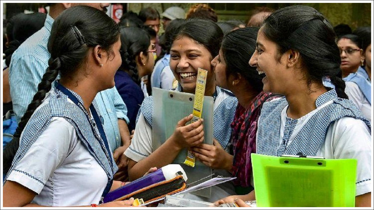 ఛత్తీస్‌గఢ్‌లోని పాఠశాలలు, కొన్ని కళాశాలలు అక్టోబర్ 7 నుండి అక్టోబర్ 13 వరకు మూసి ఉంటాయి. ఇదిలా ఉంటే.. ఏపీలో అక్టోబర్ 3వ తేదీ నుంచే 13వ తేదీ వరకు దసరా సెలవులను ప్రకటించింది ప్రభుత్వం.