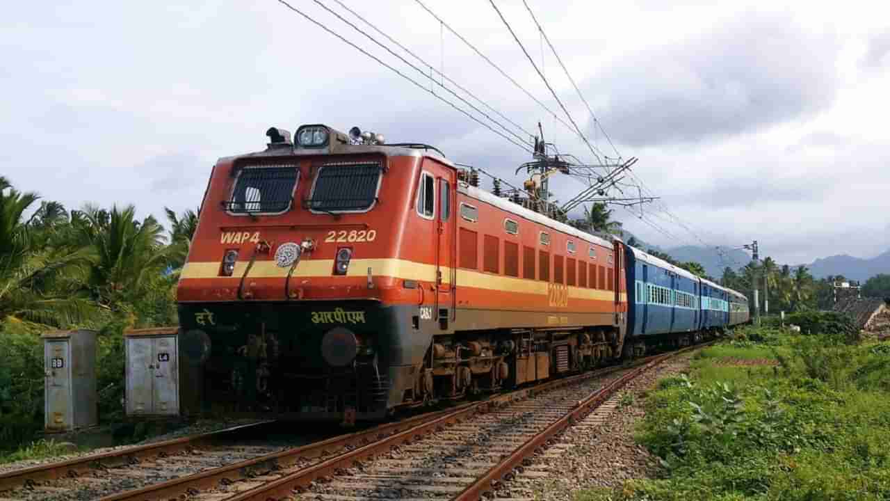 IRCTC: సెకండ్ క్లాస్ స్లీపర్ టికెట్‌తో ఏసీ కోచ్‌లో ప్రయాణించొచ్చు.. ఈ చిన్న ట్రిక్‌తో సాధ్యమే..