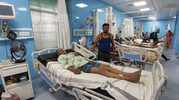 ఇదెక్కడి కర్మరా దేవుడా! ఐసీయూలో పనిచేయని ఏసీలు.. ఇళ్ల నుంచి టేబుల్ ఫ్యాన్లు తెచ్చుకుంటున్న రోగులు..!