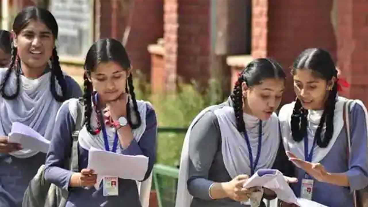 AP Inter Public Exams: ఇవాళ్టి నుంచి ఇంటర్మీడియట్‌ పబ్లిక్‌ పరీక్షల ఫీజు చెల్లింపులు ప్రారంభం.. చివరి తేదీ ఇదే