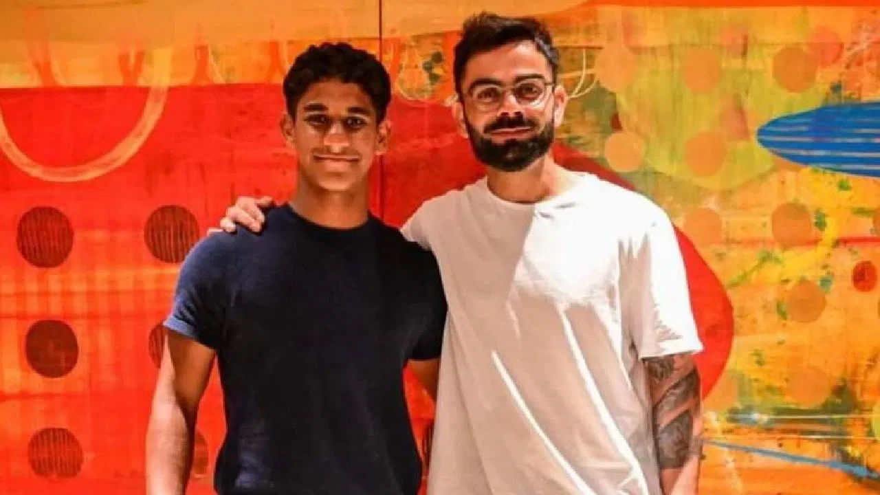 Sanath Jayasuriya's son Met Virat Kohli: టీమిండియా స్టార్ ప్లేయర్ విరాట్ కోహ్లీకి దేశ విదేశాల్లో అభిమానులు ఉన్న సంగతి తెలిసిందే. ముఖ్యంగా కొందరు స్టార్ ప్లేయర్ల కొడుకులు కింగ్ కోహ్లీకి అభిమానులుగా మారారు. వారిలో లంక లెజెండ్ కుమారుడు కూడా ఉన్నాడు.