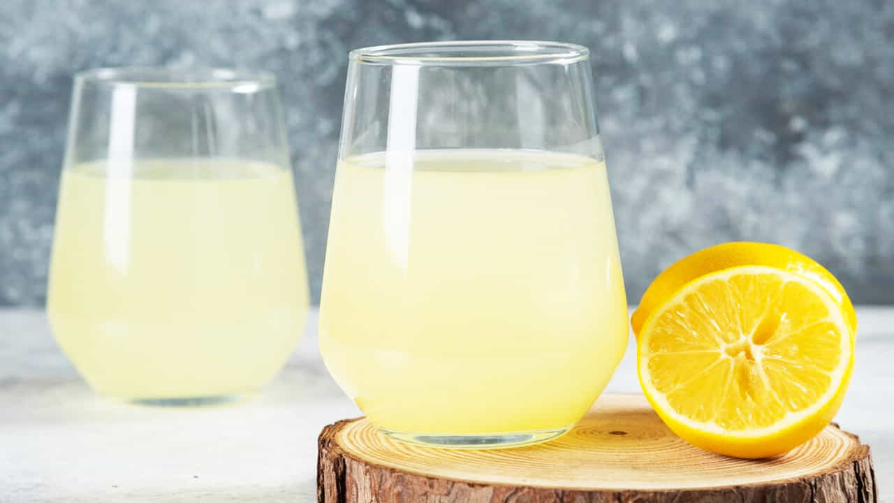 లెమన్ వాటర్ ఒక గొప్ప డిటాక్స్ డ్రింక్. ఇది మన శరీరం నుంచి టాక్సిన్స్, హానికరమైన కణాలను బయటకు పంపడంలో చాలా ఎఫెక్టీవ్ గా పనిచేస్తుంది. అలాగే ఇది రక్తాన్ని శుద్ధి చేయడానికి కూడా సహాయపడుతుంది. రోజూ భోజనం చేసిన తర్వాత గోరువెచ్చని నీటిలో నిమ్మరసాన్ని కలుపుకుని తాగితే .. శరీరంలో పేరుకుపోయిన కొలెస్ట్రాల్ తగ్గుతుంది. అలాగే అధిక రక్తపోటు కూడా నియంత్రణలో ఉంటుంది.