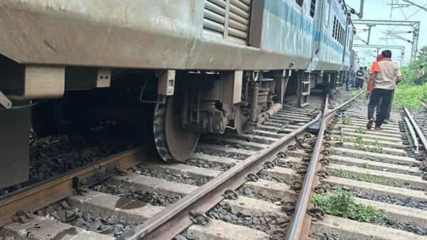 Local Train: పట్టాలు తప్పిన లోకల్ ట్రైన్.. 24గంటల వ్యవధిలో వరుసగా మూడో రైలు ప్రమాదం..!