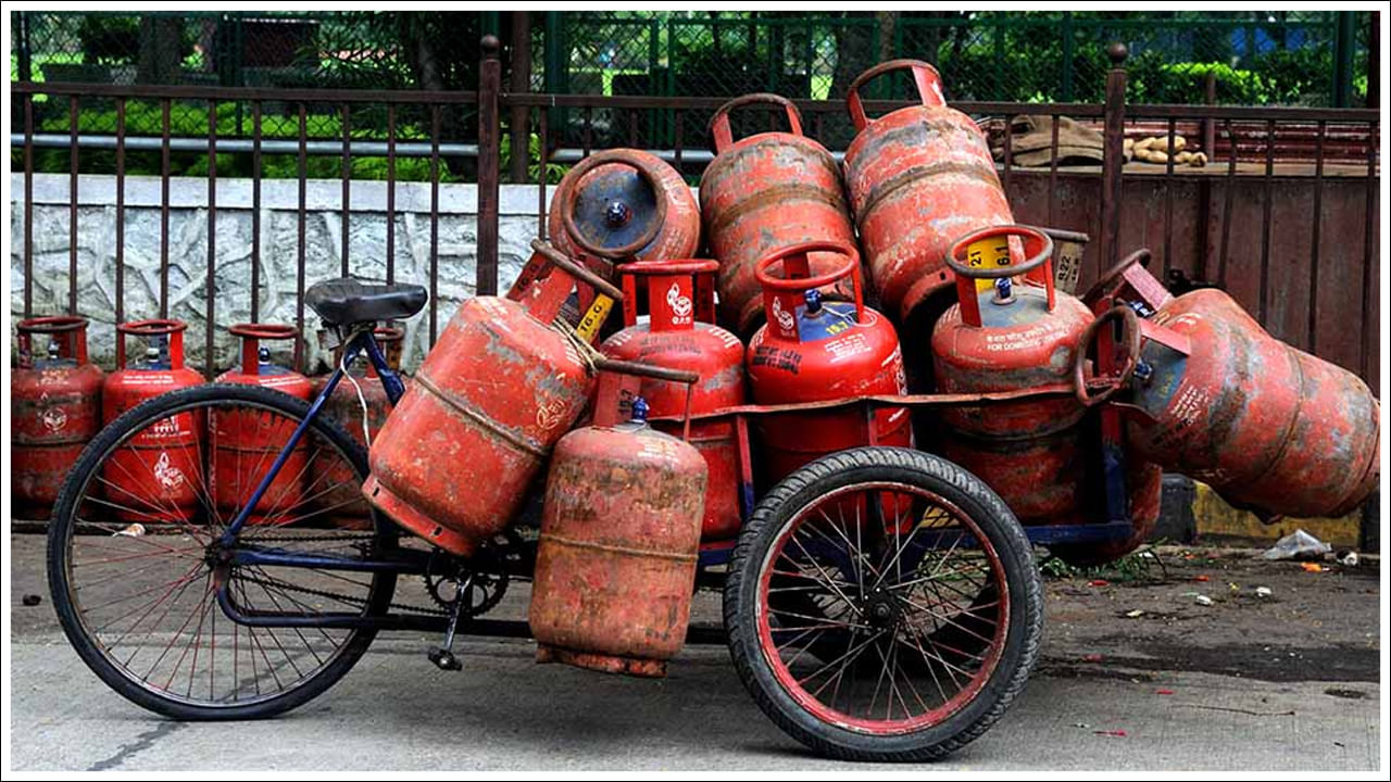 LPG Price: కొత్త ఏడాదిలో గుడ్‌న్యూస్‌.. తగ్గిన గ్యాస్‌ సిలిండర్‌ ధర..!