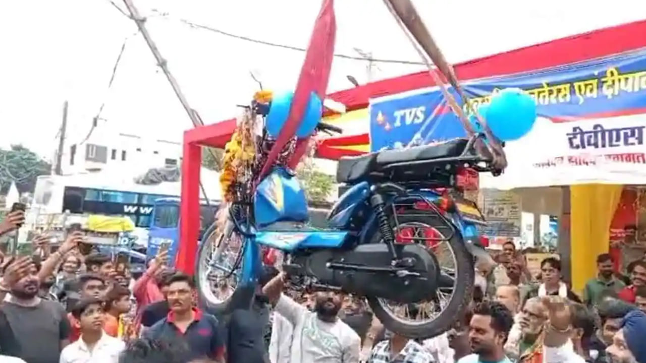 Watch: రూ.20వేలతో బైక్..రూ.60వేలతో బరాత్.. అంతలోనే షాకిచ్చిన పోలీసులు..