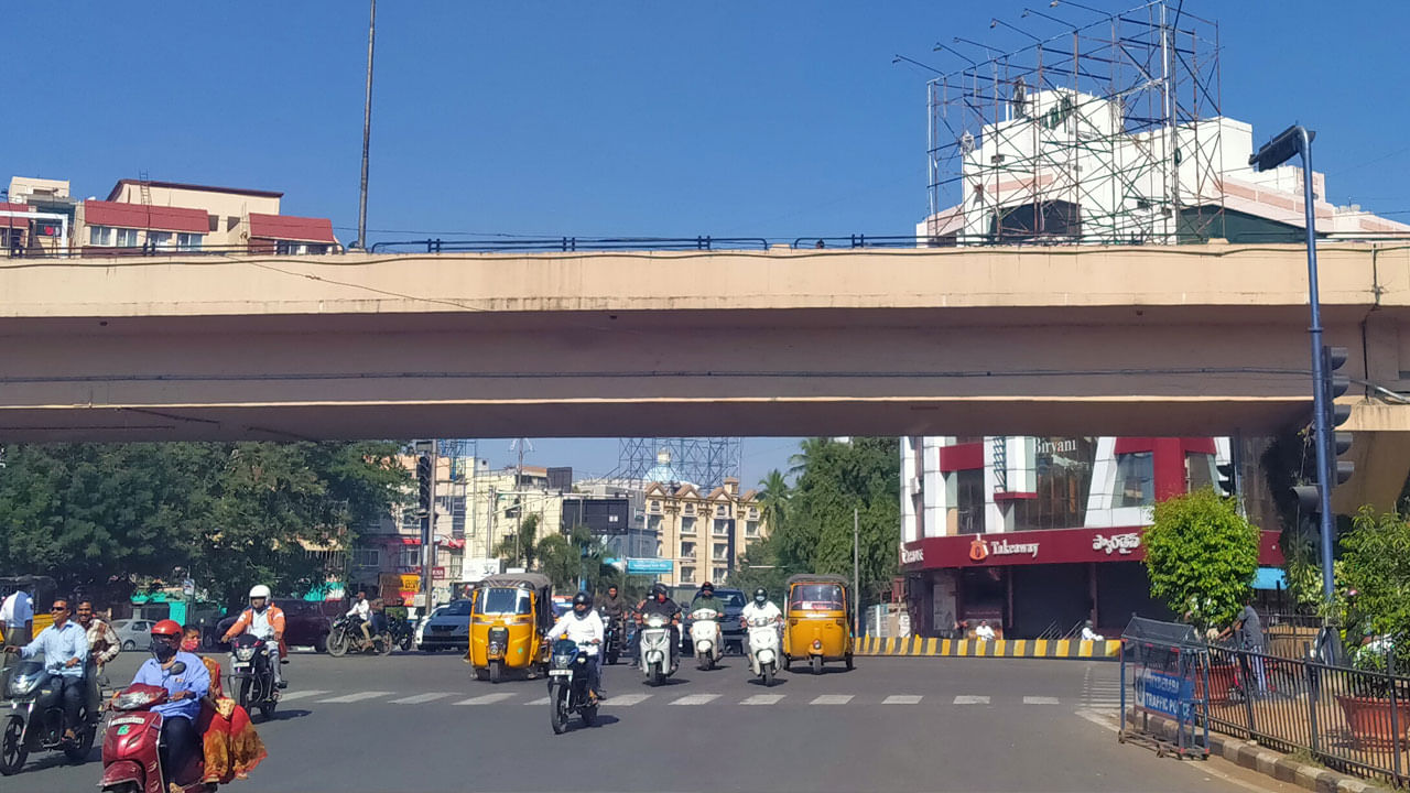 Hyderabad: నడిరోడ్డుపై అదో రకమైన వింత ఆకారం.. దగ్గరికెళ్లి చూడగా.. అమ్మ బాబోయ్..