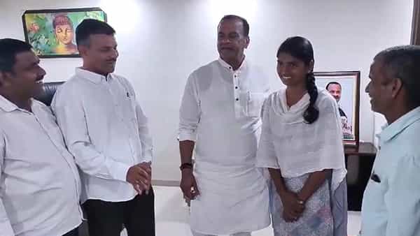 Telangana: చదువుల తల్లికి అండగా నిలిచిన మంత్రి కోమటిరెడ్డి వెంకట్రెడ్డి.. ఇంటికి పిలిచి మరీ..!