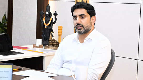AP Schools: విద్యార్ధులకు ఇచ్చే పాఠ్యపుస్తకాల్లో రాజకీయ పార్టీల రంగులు, కంటెంట్ వద్దు మంత్రి లోకేశ్
