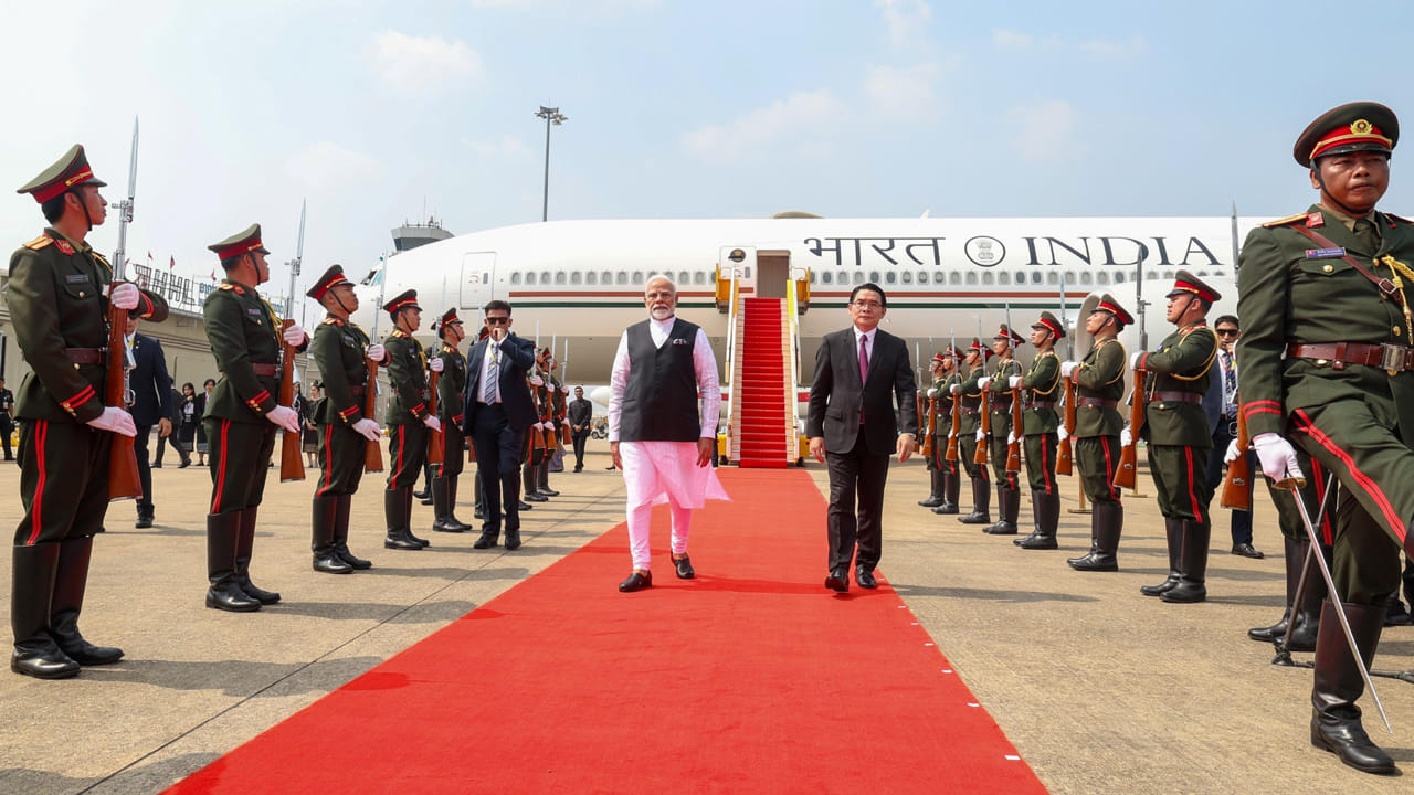PM Modi: రెండు రోజుల పర్యటనకోసం లావోస్ చేరుకున్న ప్రధాని మోదీ PM Modi: రెండు రోజుల పర్యటనకోసం లావోస్ చేరుకున్న ప్రధాని మోదీ