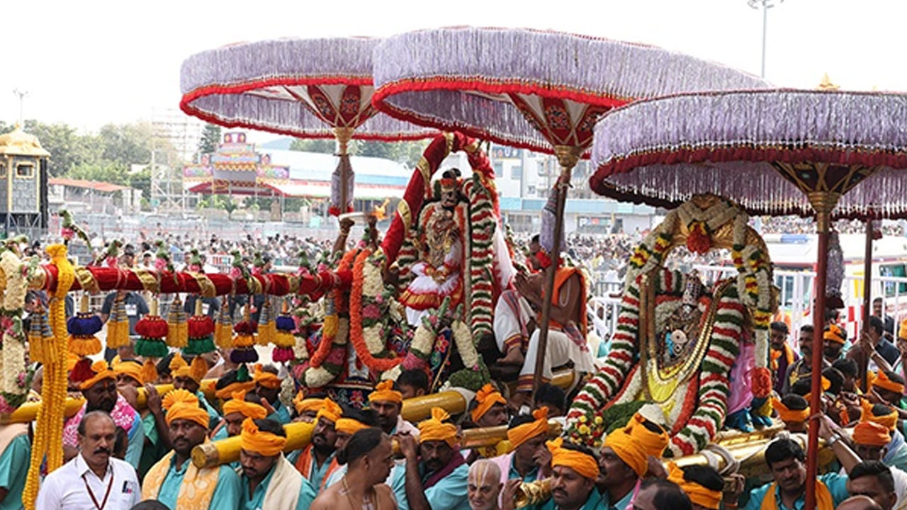 సోమవారం రాత్రి 9 గంటల నుంచే తిరుమల ఘాట్ రోడ్డులో బైక్స్ లకు నో ఎంట్రీ బోర్డ్ పెట్టేశారు. మరోవైపు తిరుమలలో గ్యాలరీల్లో సుమారు 2 లక్షల మంది భక్తులు వాహన సేవను వీక్షించేలా ఏర్పాట్లు చేశారు. 