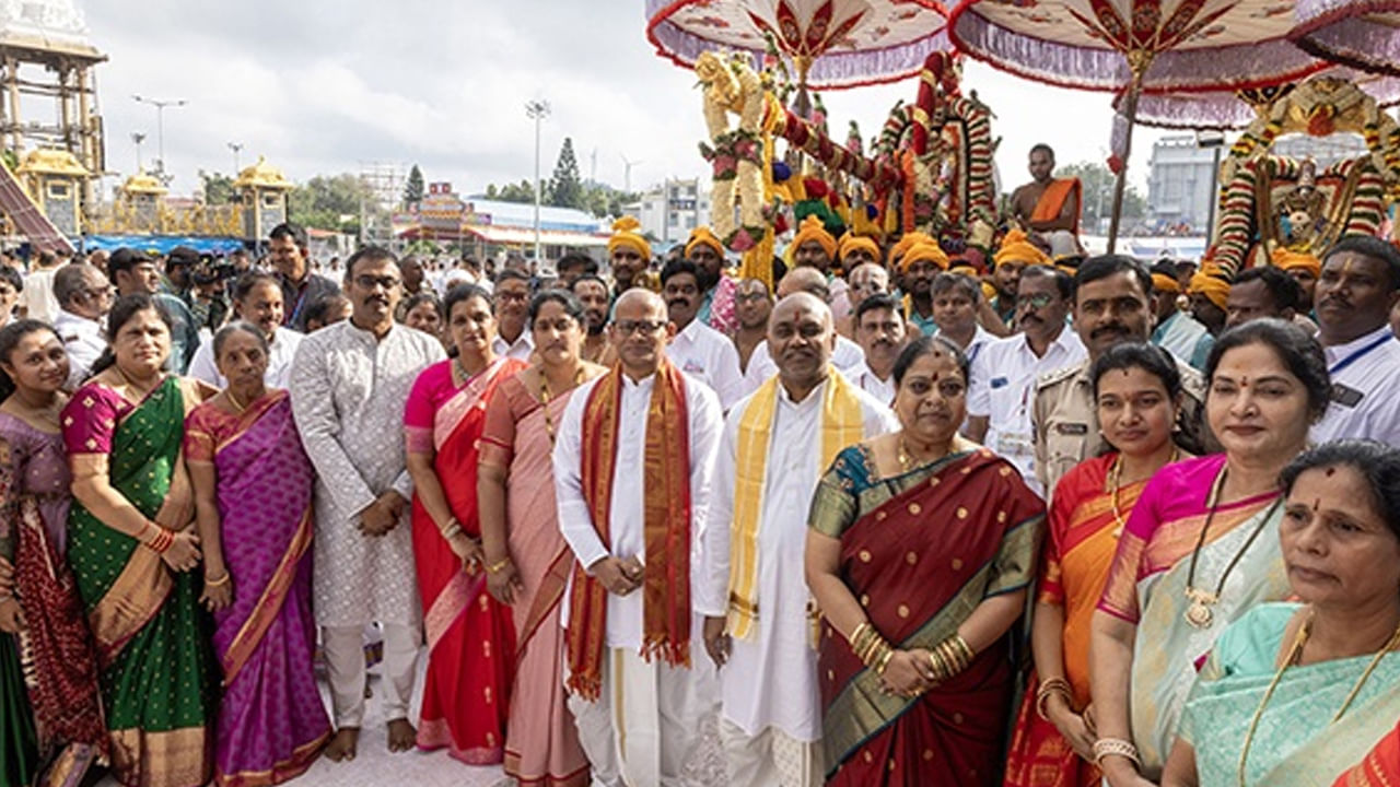 ఈరోజు ఉదయం 7 నుంచి అర్ధరాత్రి ఒంటిగంట వరకు భక్తులకు అందుబాటులో అన్నదాన సత్రం ఉండనుంది. మరోవైపు తిరుమల కొండకు భక్తులను తరలించేందుకు 3 వేల ట్రిప్పులను ఆర్టీసీ నడుపుతోంది. 