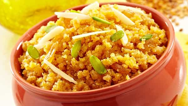 Moong Halwa: పెసరపప్పు ఒక్కటి ఉంటే చాలు.. టేస్టీగా ఉండే హల్వా సిద్ధం..