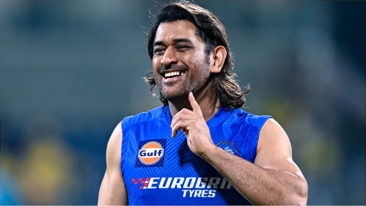 MS Dhoni on Playing IPL 2025: ఐపీఎల్ 2025 సీజన్ వచ్చే ఏడాది జరగనుంది. అయితే, మెగా వేలం కారణంగా, అభిమానులలో ఇప్పటికే క్యూరియాసిటీ ఏర్పడింది. చాలా చర్చలు ఇప్పటికే మొదలయ్యాయి. నవంబర్ చివరి వారంలో మెగా వేలం ప్లాన్ చేస్తున్నారు. దీనిపై అధికారిక ప్రకటన త్వరలో వెలువడనుంది. మెగా వేలంతో పాటు ఎంఎస్ ధోనీ వచ్చే సీజన్ ఆడతాడా లేదా అనే పెద్ద ప్రశ్న కూడా అభిమానుల మదిలో ఉంది. అయితే, ఇప్పుడు ఈ మాజీ కెప్టెన్ ప్రకటన బయటకు వచ్చింది. ఇది అభిమానులను ఎంతో ఆనందపరుస్తుంది.