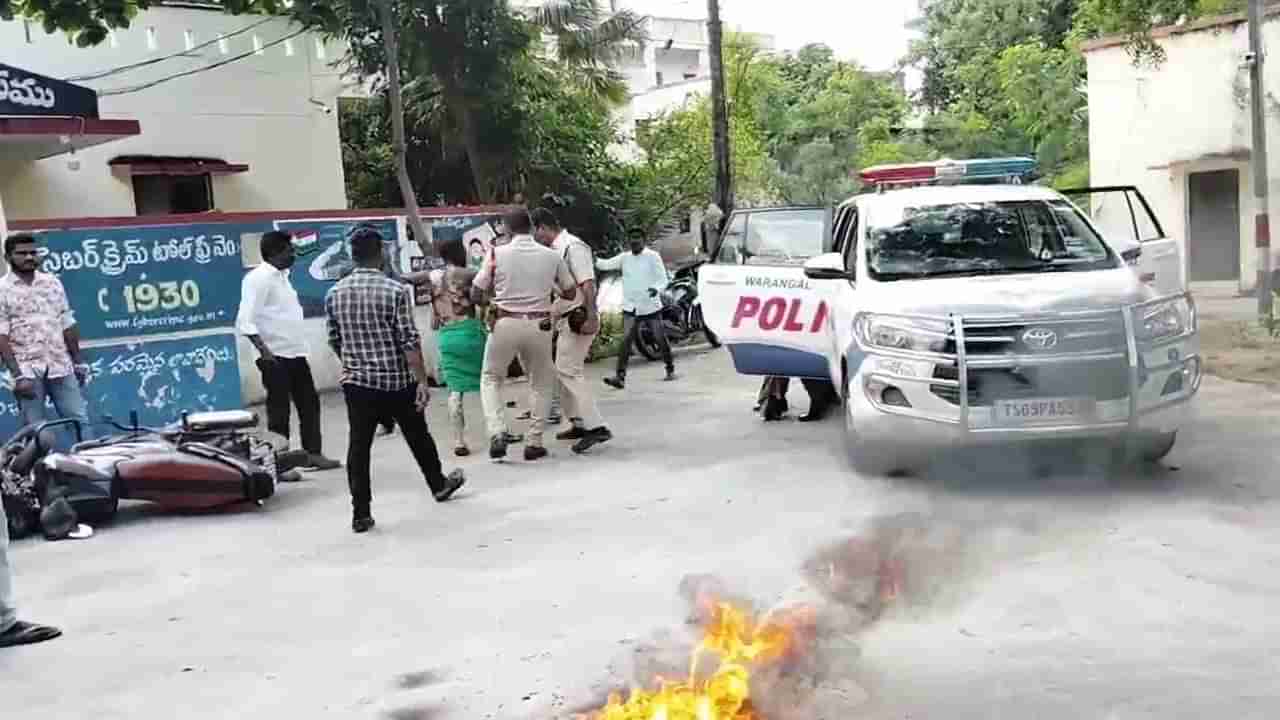 పోలీస్ స్టేషన్‌లోనే ఒంటికి నిప్పుంటించుకుని ఆత్మహత్యాయత్నం.. కాపాడబోయిన పోలీసులకు గాయాలు!