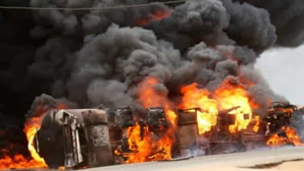 Petrol Tanker: రోడ్డుపై బోల్తాపడిన పెట్రోల్ ట్యాంకర్.. చుట్టూ ఎగబడ్డ జనాలు! ఇంతలో ఊహించని ఘోరం..