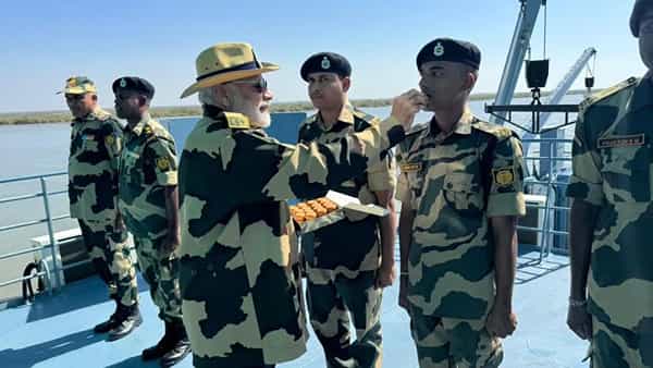 PM Modi: కచ్లో సైనికులతో కలిసి దీపావళి.. స్వయంగా మిఠాయిలు తినిపించిన ప్రధాని మోదీ